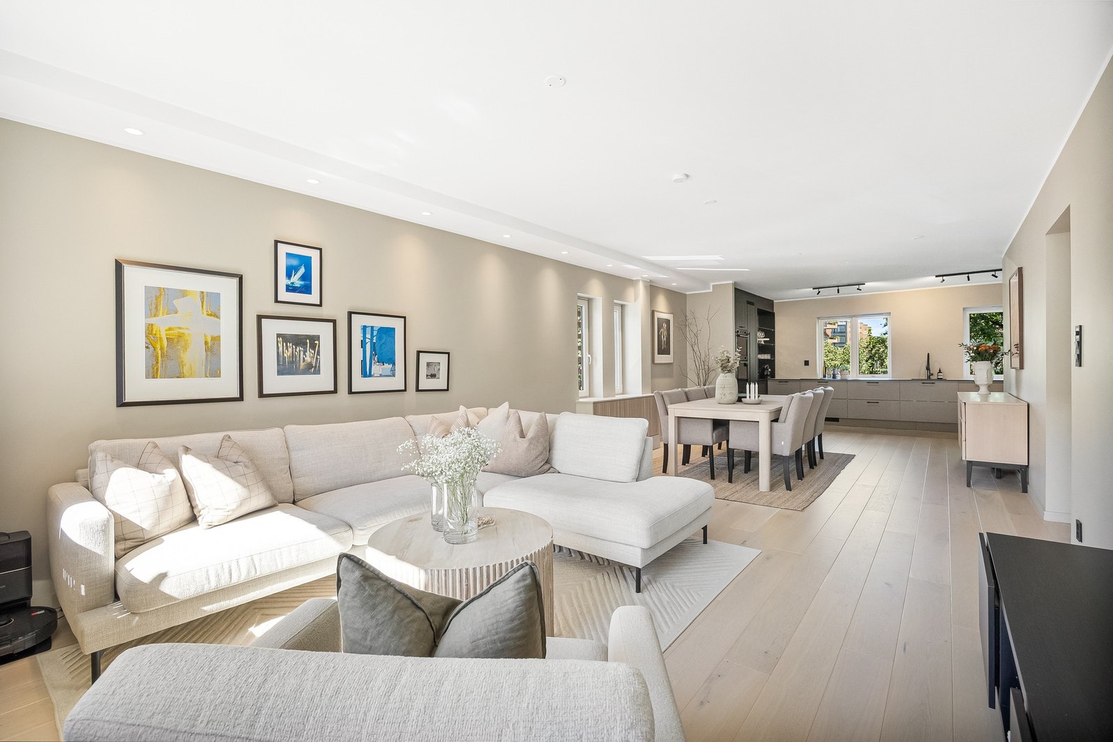 Velkommen til Hoff terrasse 8 - en betydelig oppgradert og gjennomført 4-roms selveier med attraktiv endebeliggenhet i grønne og rolige omgivelser på Hoff/Skøyen. Foto - Marit Andersen v/ Studio-a Galleribilde