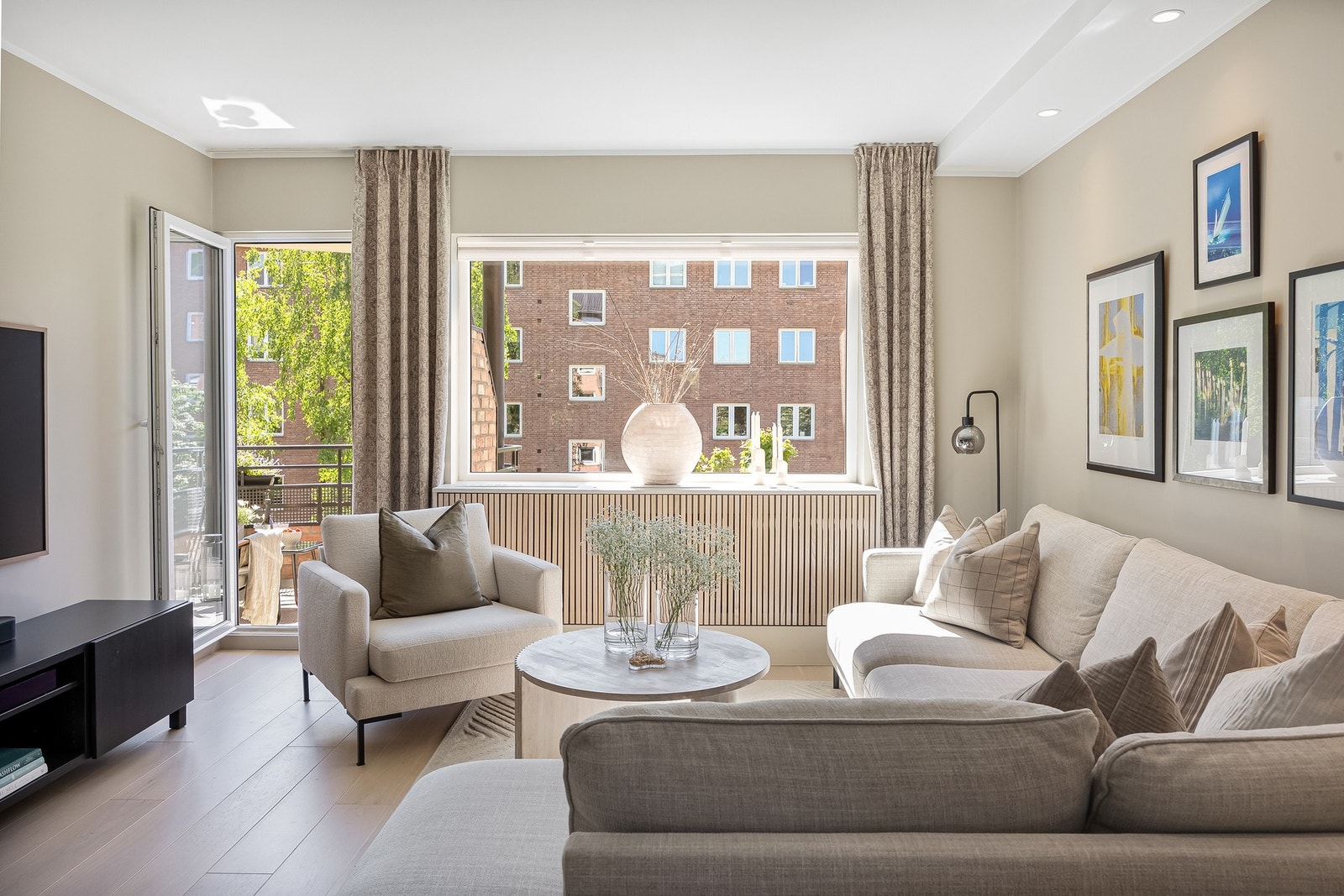 Stuen byr på gode møbleringsmuligheter og en lun, skjermet atmosfære - perfekt for både avslapning og sosiale sammenkomster. Galleribilde