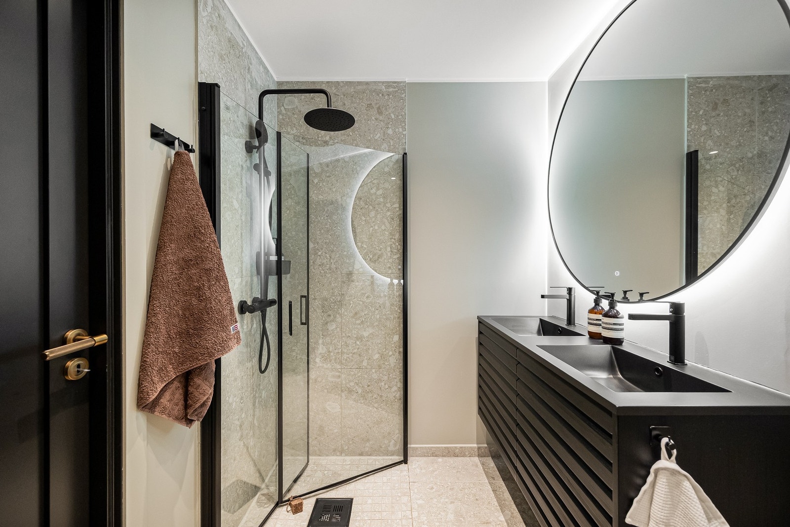 Badet er gjennomført med vegghengt servantinnredning, speil med integrert belysning og stilrene detaljer. Galleribilde