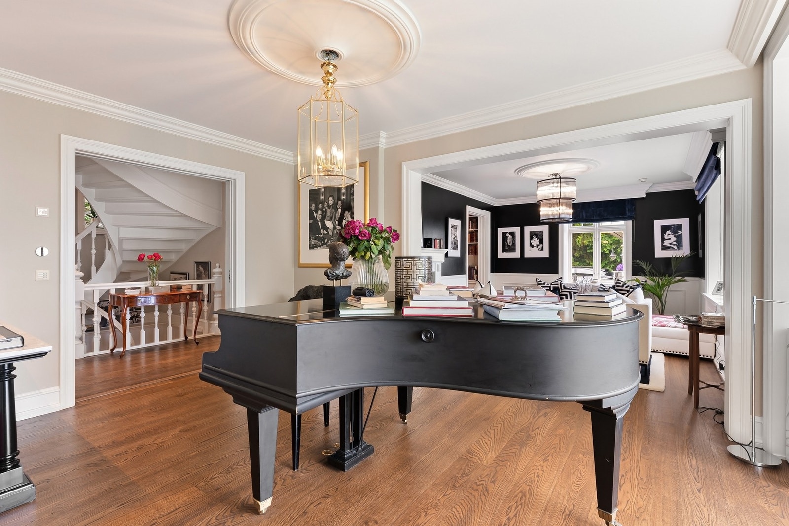 Elegant stue med peis og store vindusflater mot hagen. Galleribilde