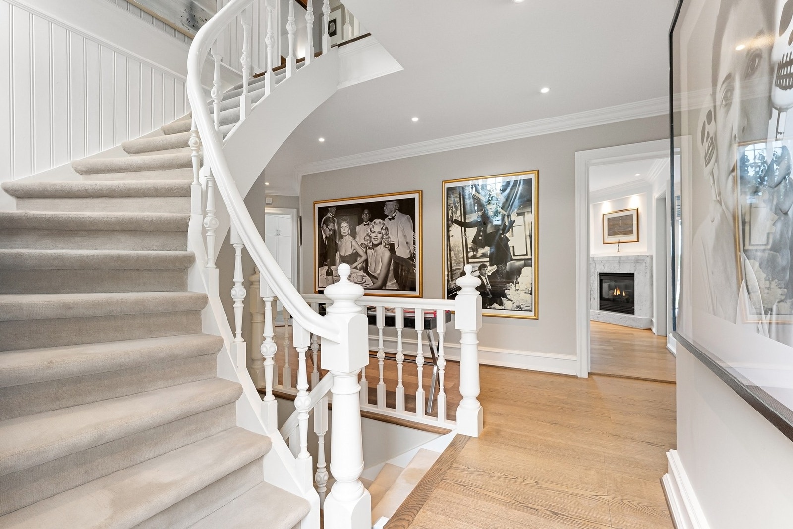 Enstavs eikegulv, mens trappen er teppebelagt. Galleribilde