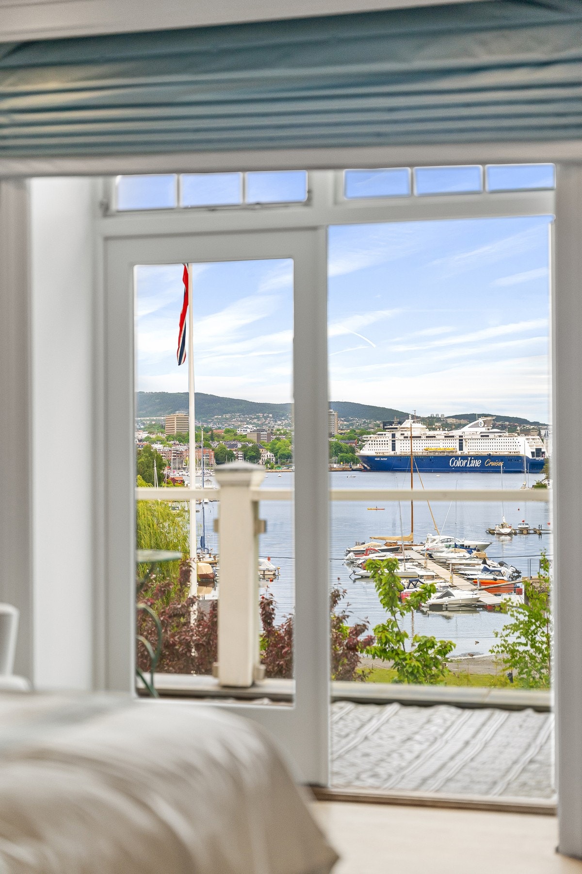 Hovedsoverom med utgang til egen veranda mot hagen. Galleribilde