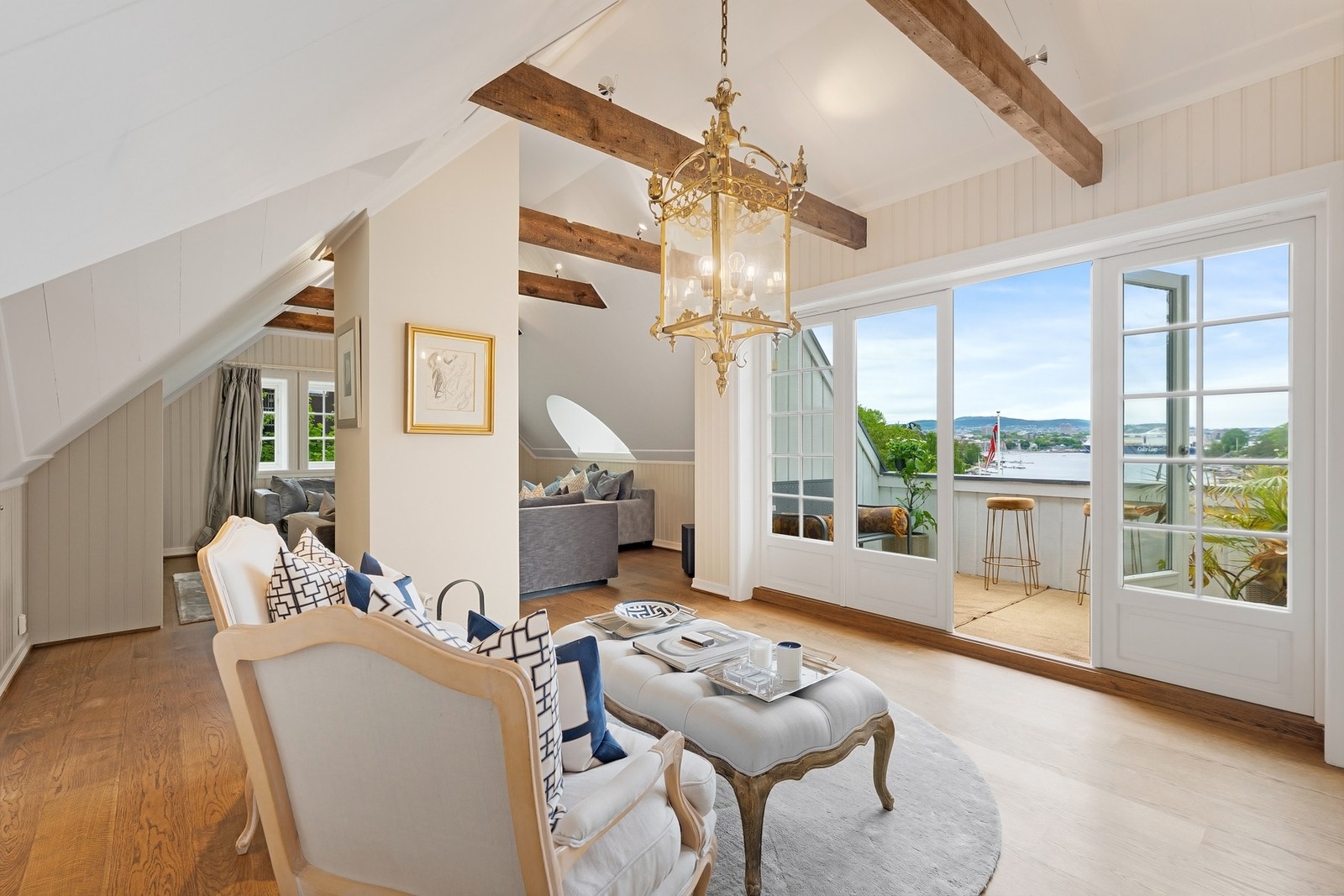 Luftig loft med store vindusflater. Galleribilde