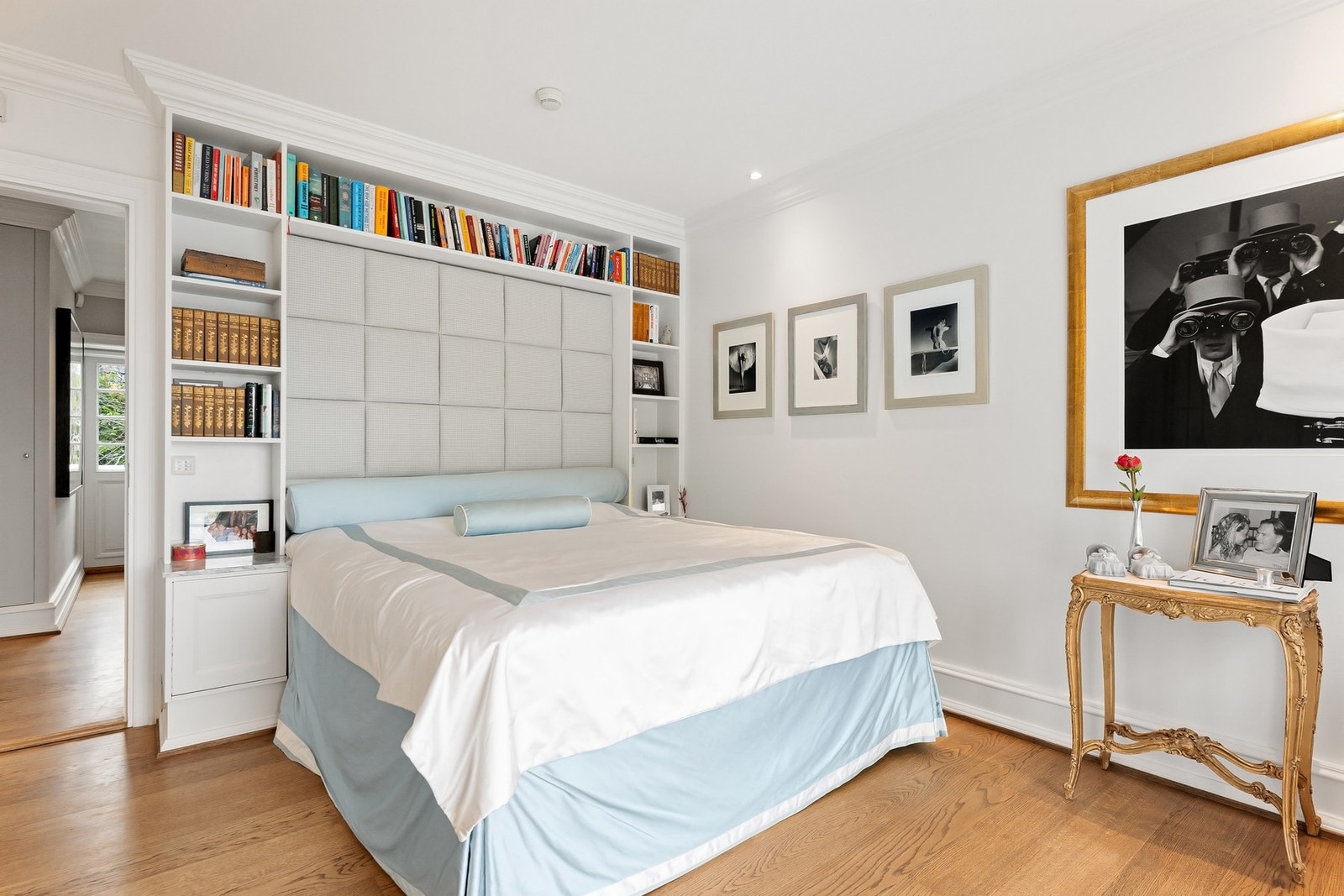 Eksklusiv hovedsuite med walk-in-closet og eget bad. Galleribilde