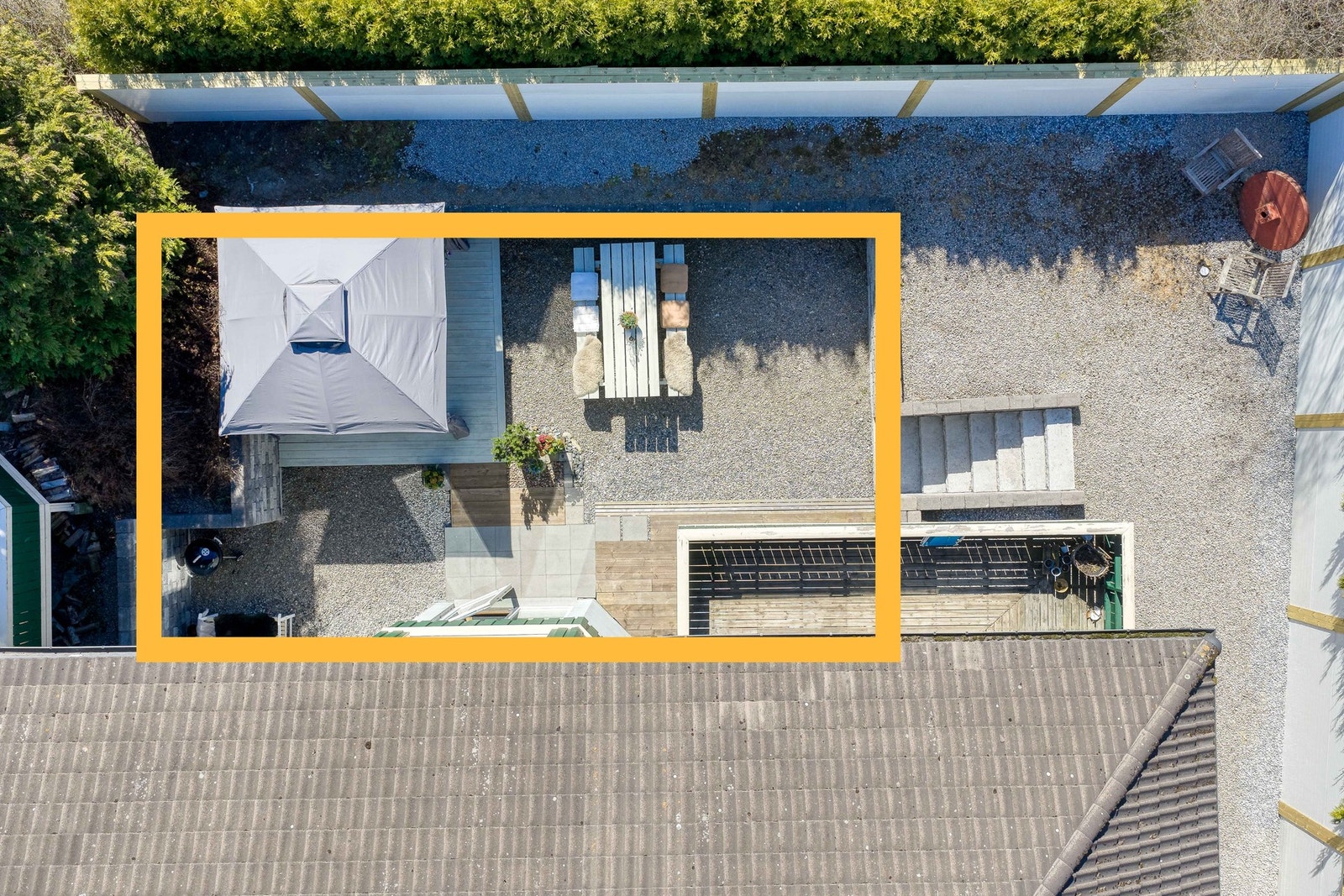 Uteplassen. En nedsenket terrasse. Intim, ugenert - en forlengelse av stuen. Galleribilde