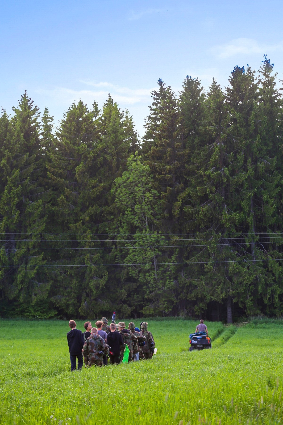 På vei over jordet til paintballbanen i skogen Galleribilde