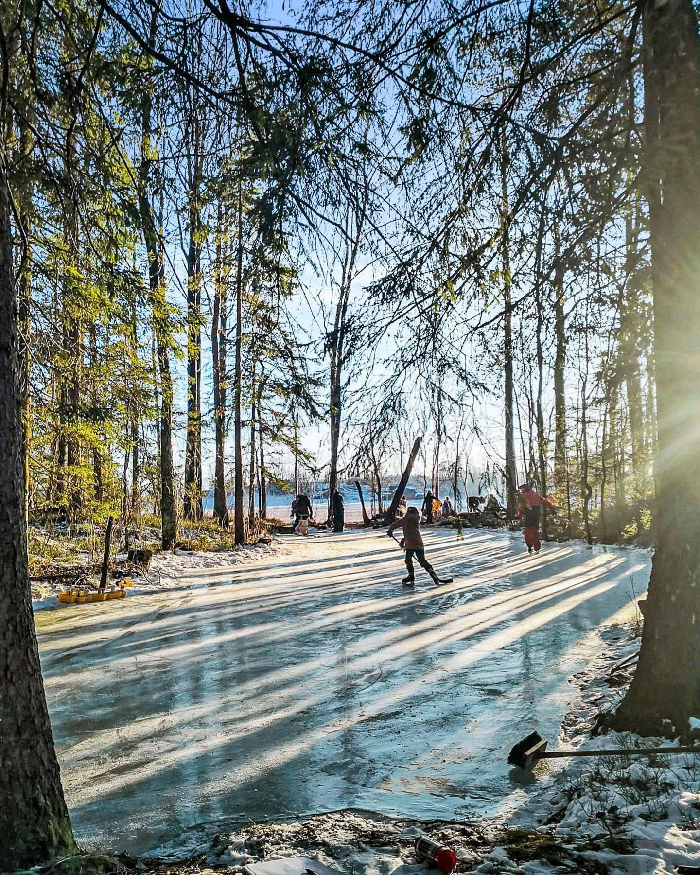 Nabolaget har egen liten skøytedam i skogen Galleribilde
