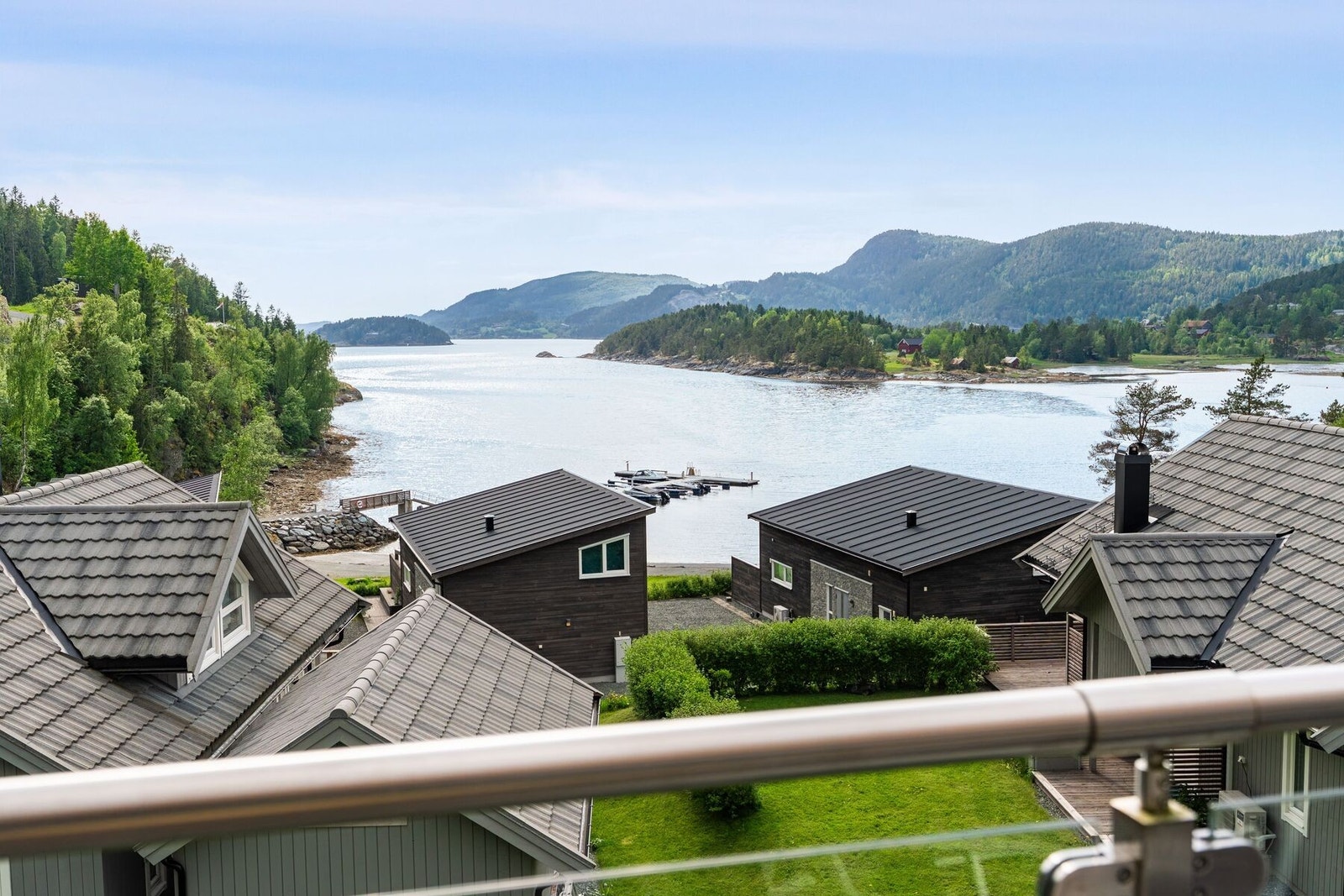 Flott utsikt mot Tørøya og fjorden fra terrassen. Galleribilde