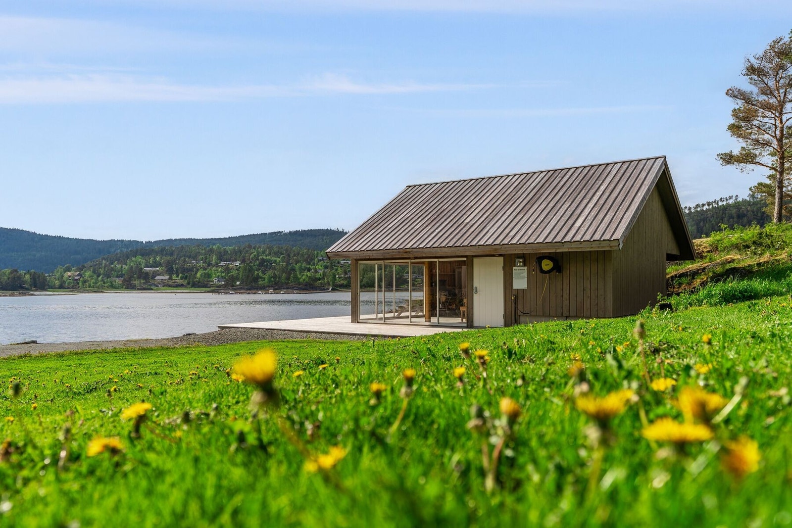 Felles strandhus som kan benyttes av hytteeierne. Det er tilrettelagt med grill, bord, benker og kjøleskap. Galleribilde