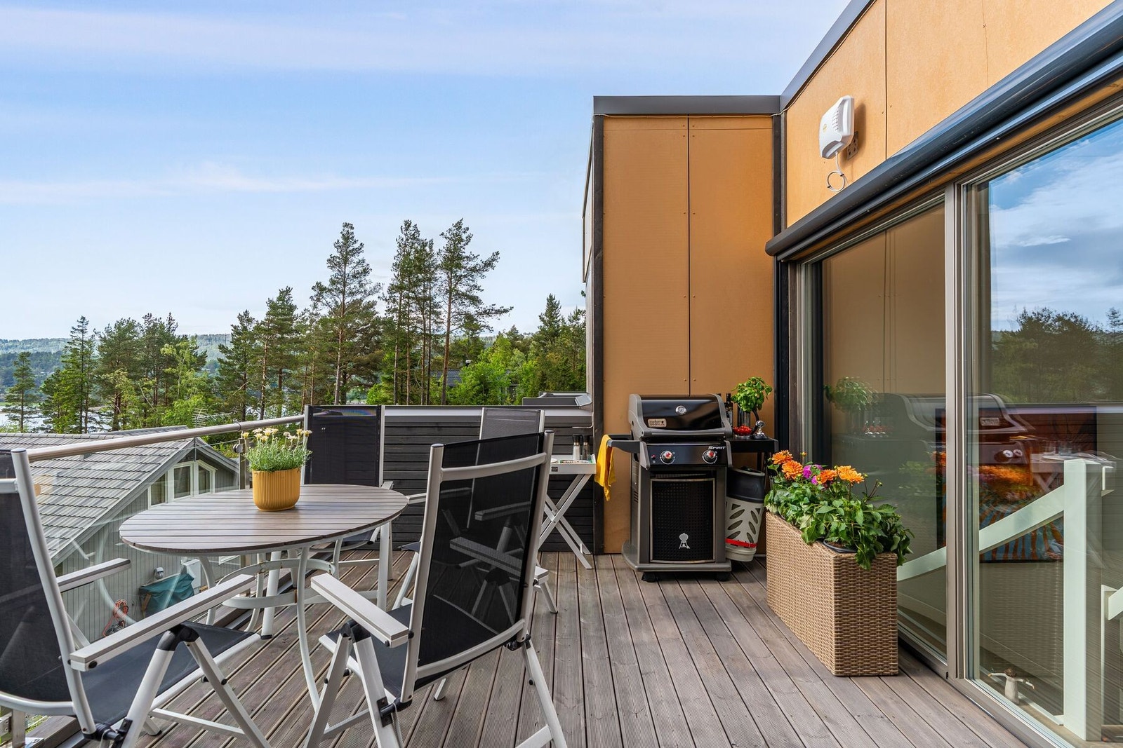 Her ligger alt til rette for hyggelige kvelder med venner og familie. Terrassen nyter også godt av lang solgang til ca. kl. 22.00, sommerstid. Galleribilde