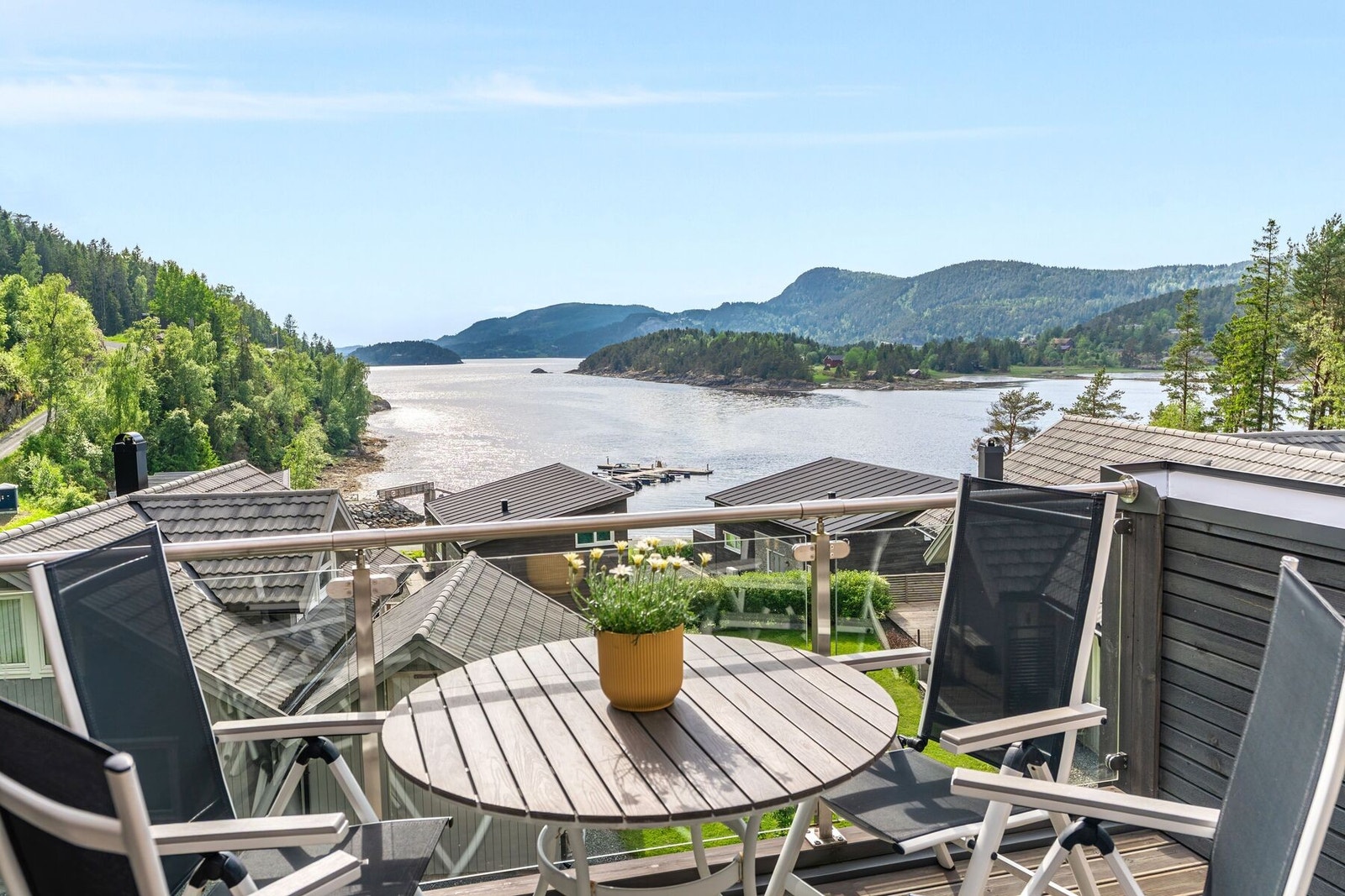 Velkommen til idylliske Åsenfjorden og denne flotte fritidsboligen rett ved fjorden. Galleribilde