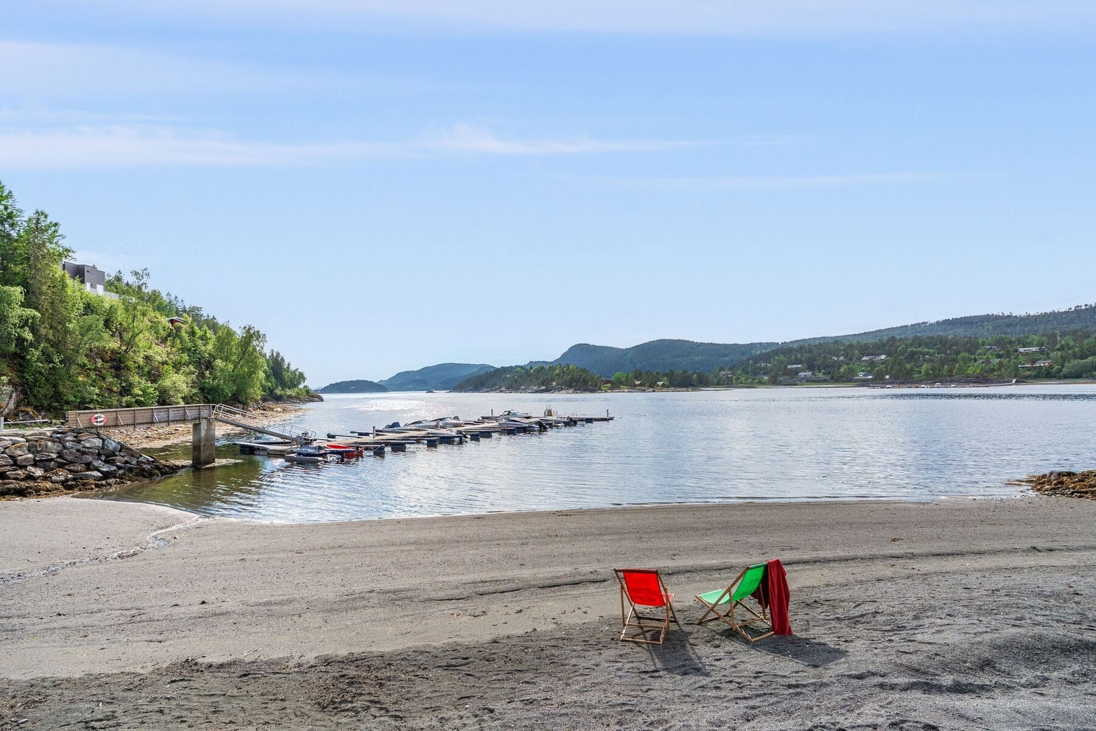 Særdeles flott langgrunn sandstrand med fantastiske bademuligheter, solforhold og utsikt. Galleribilde