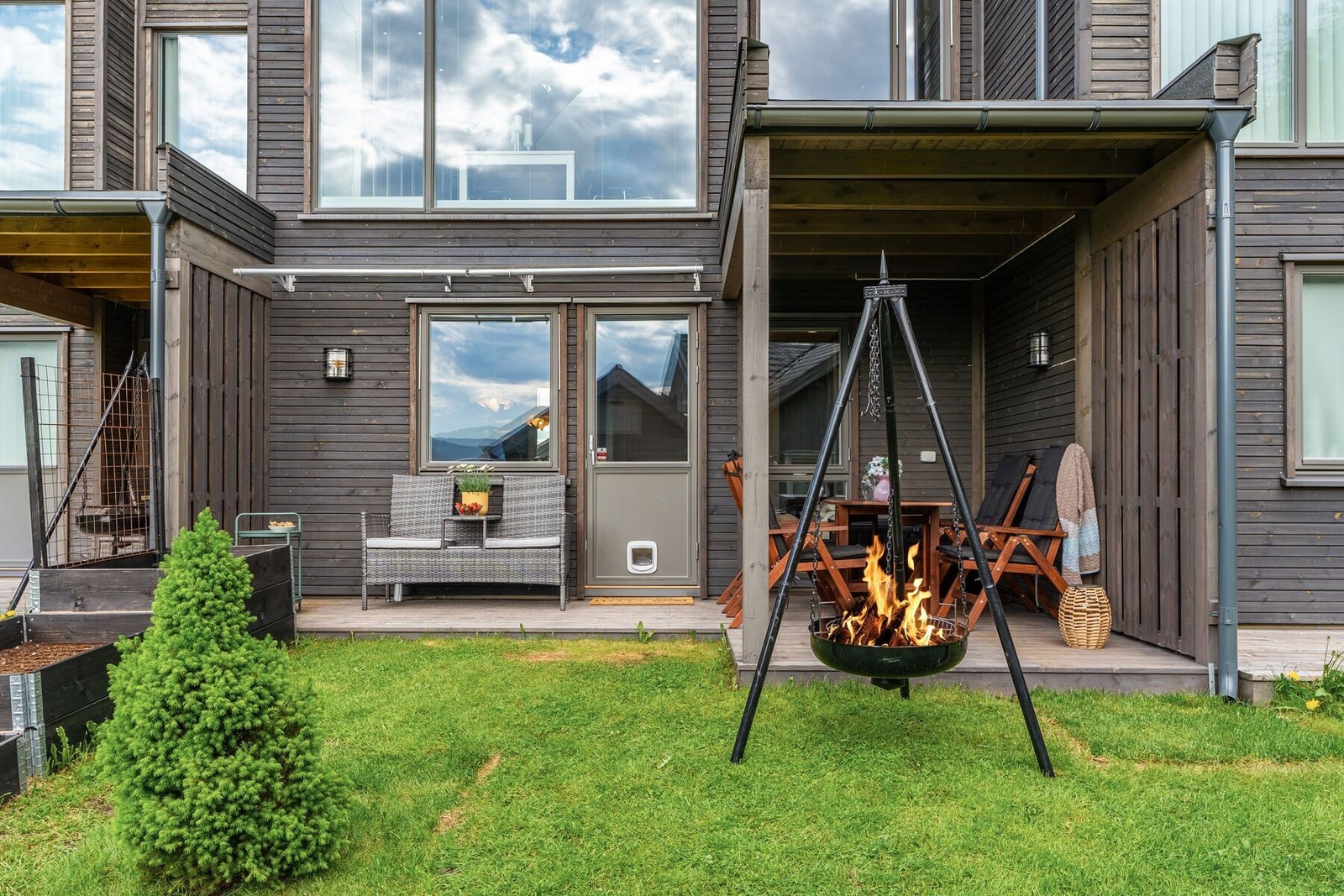 Herlig og lun terrasse delvis overbygd med nedgang til hage og astrour på utelys. Galleribilde