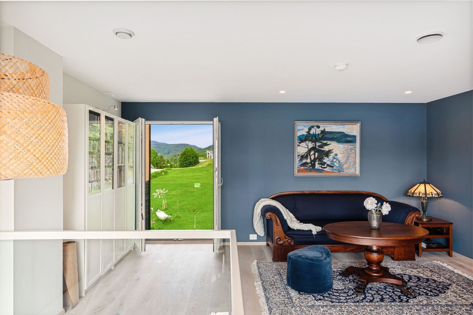 Fritidsboligen holder en moderne standard med enstavs parkett, downlights i tak og slette vegger. Gjennomgående bruk av glassrekkverk i trapp og på fransk balkong gir et eksklusivt utrykk. Galleribilde