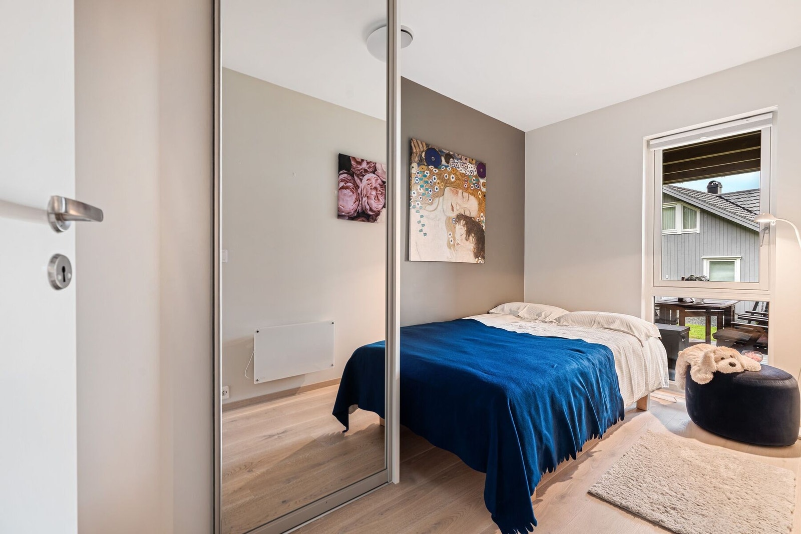 Alle soverommene har skyvedørsgarderobe og god plass til dobbeltseng eller køyeseng. Galleribilde