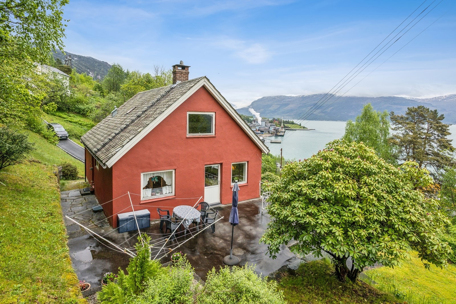 - Ålvik er et lite tettsted idyllisk plassert ved Hardangerfjorden, og består hovedsakelig av helårsboliger, noe fritidsbebyggelse samt enkelte næringseiendommer, blant annet smelteverk og gårdsbruk. - Galleribilde
