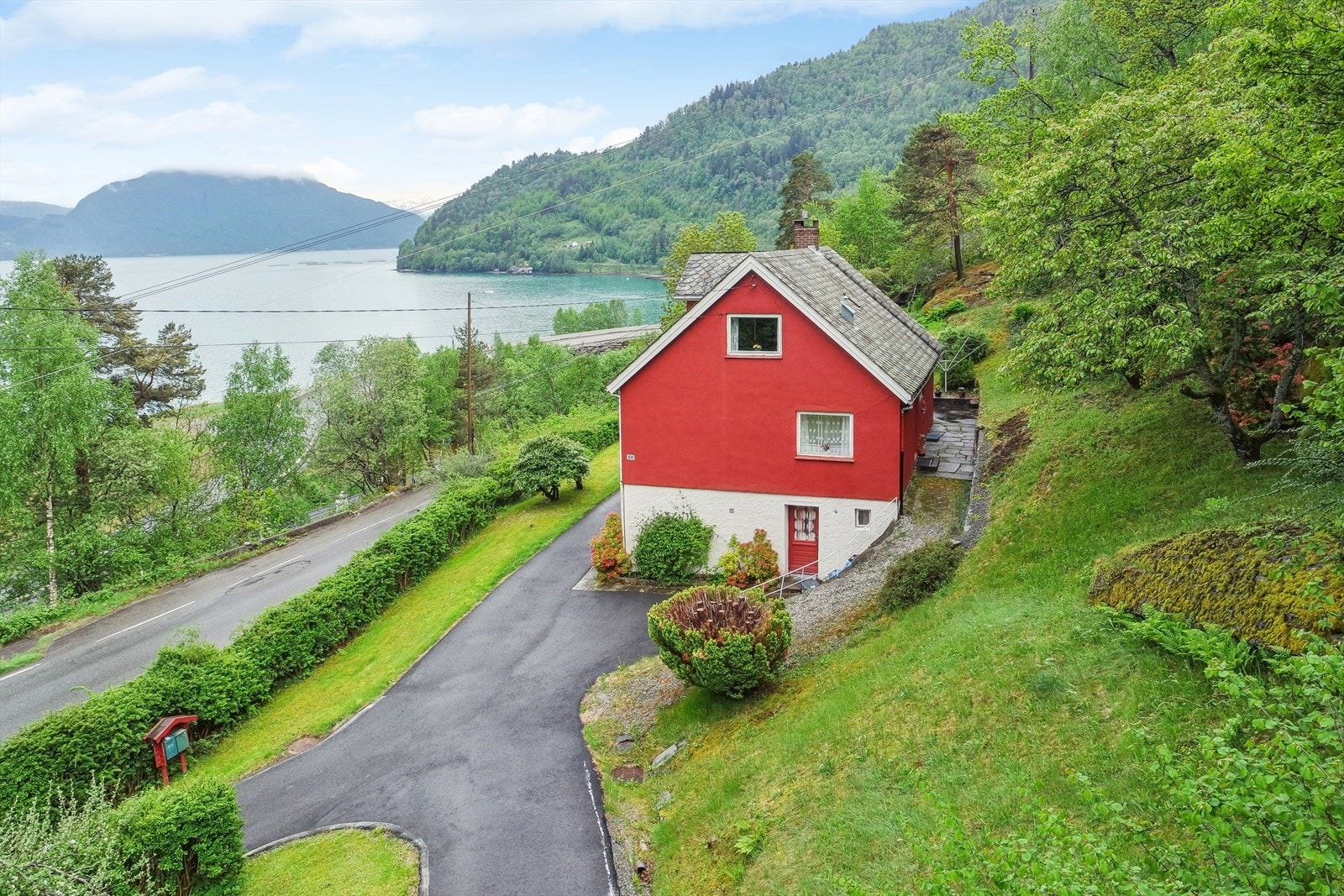 - Selger: Kommer til å savne den unike utsikten, mulighetene for fjellturer og båtturer, fisking i fjorden, mange gode minner fra familiesamlinger om sommeren, og det å være en del av det aktive og gode bygdemiljøet - Galleribilde