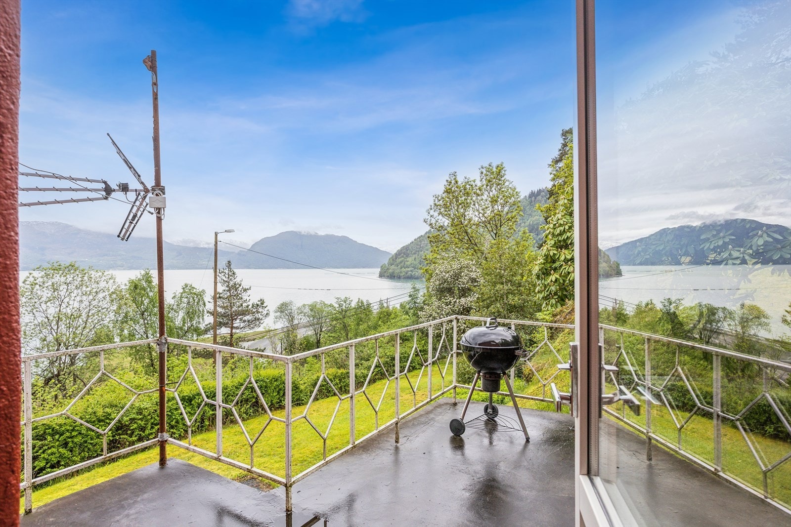 - Flott utsikt utover omkringliggende fjell og Hardangerfjorden - Galleribilde
