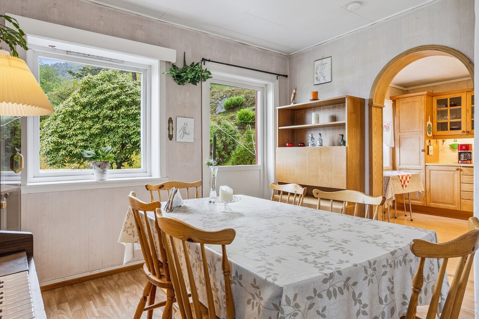 - Fra stuen er det utgang til terrassen - Galleribilde