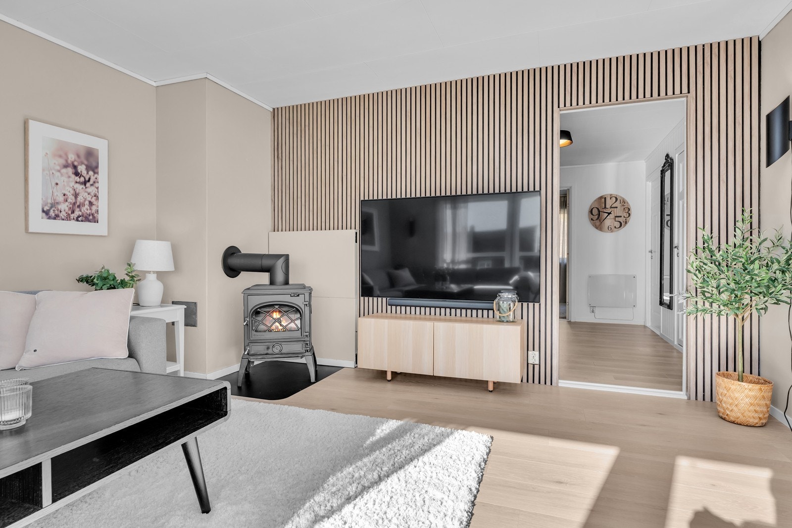 Moderne spilevegg som gir et stilrent uttrykk Galleribilde