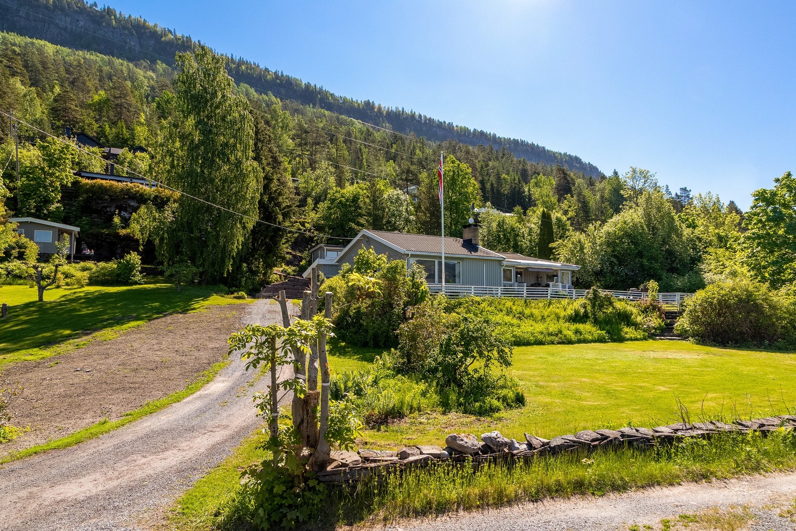 Gruset oppkjørsel Galleribilde