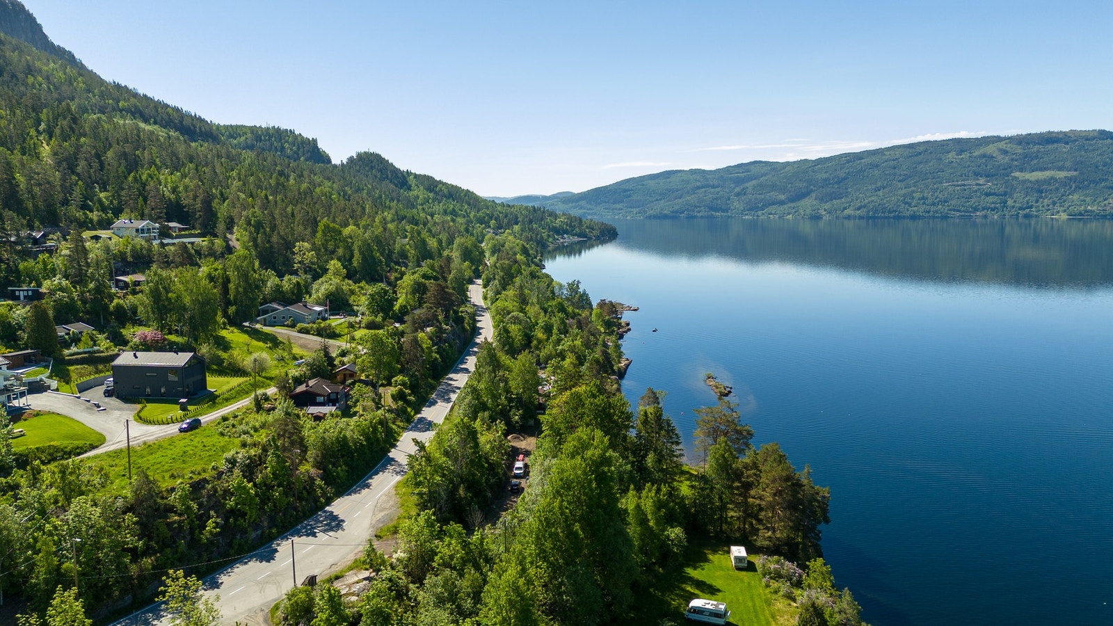 Dronebilde i retning Holsfjorden Galleribilde