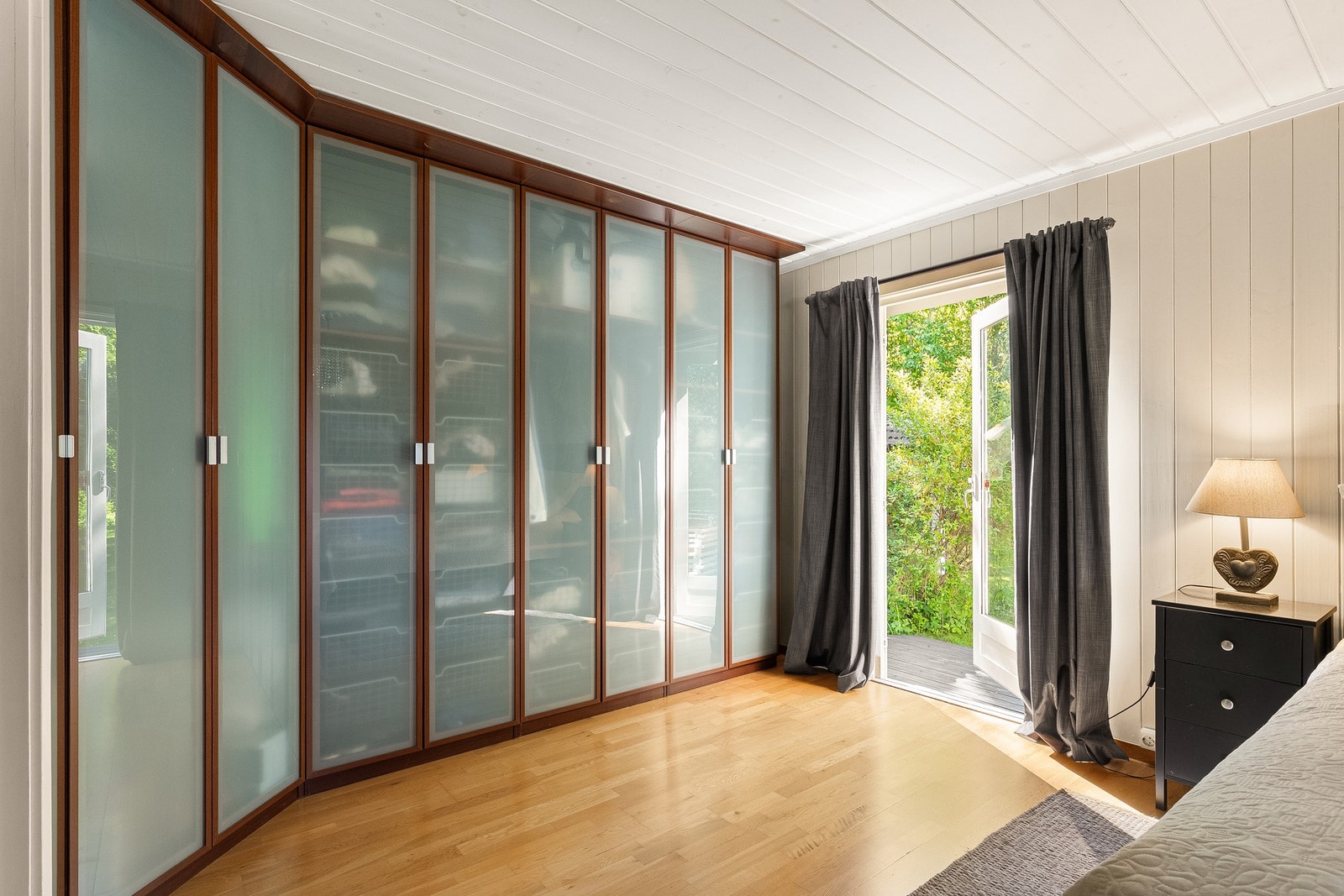 Meget romslig garderobe. Utgang til hage Galleribilde