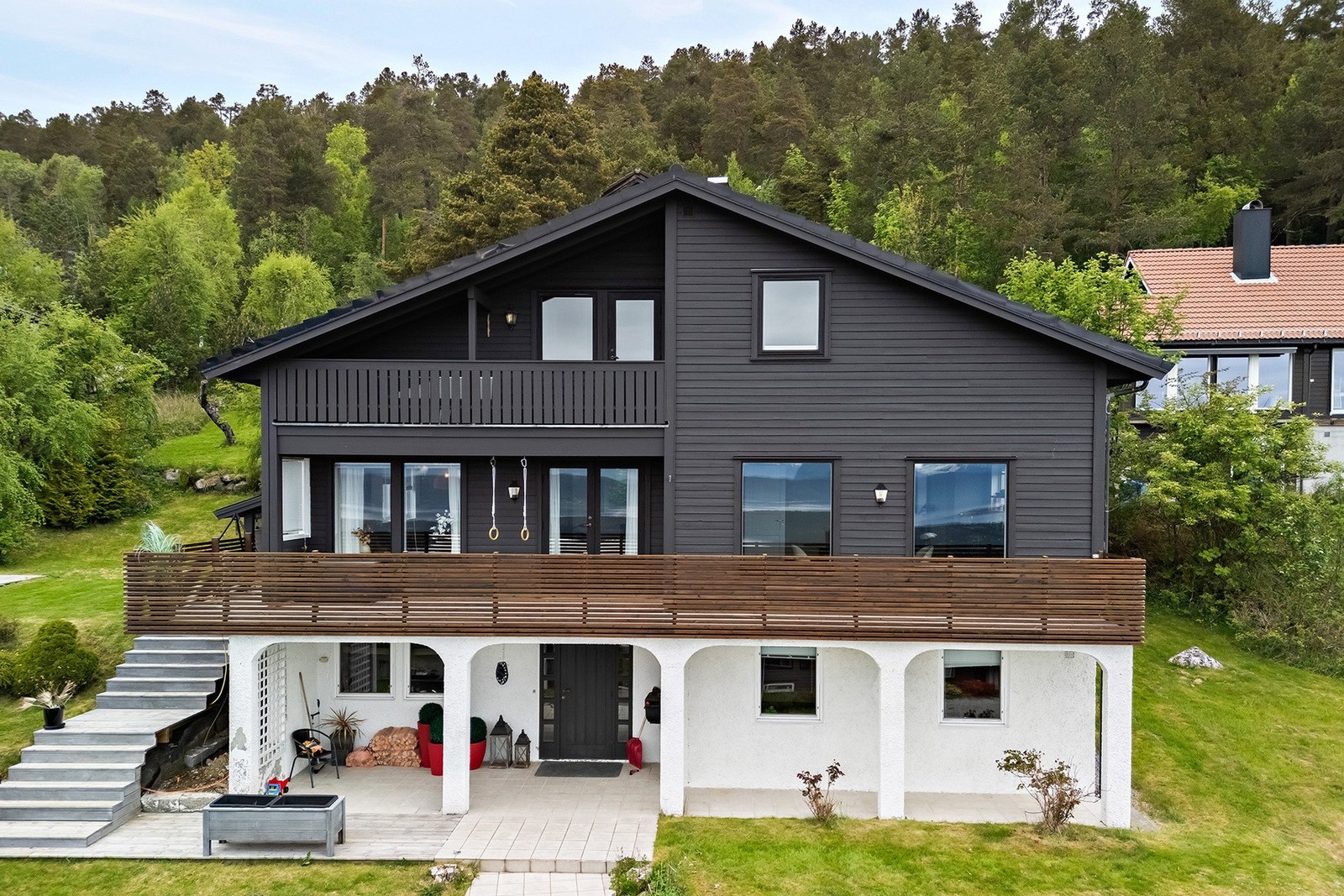 Enebolig i rolig nabolag med pent opparbeidet uteområde og garasje. Galleribilde
