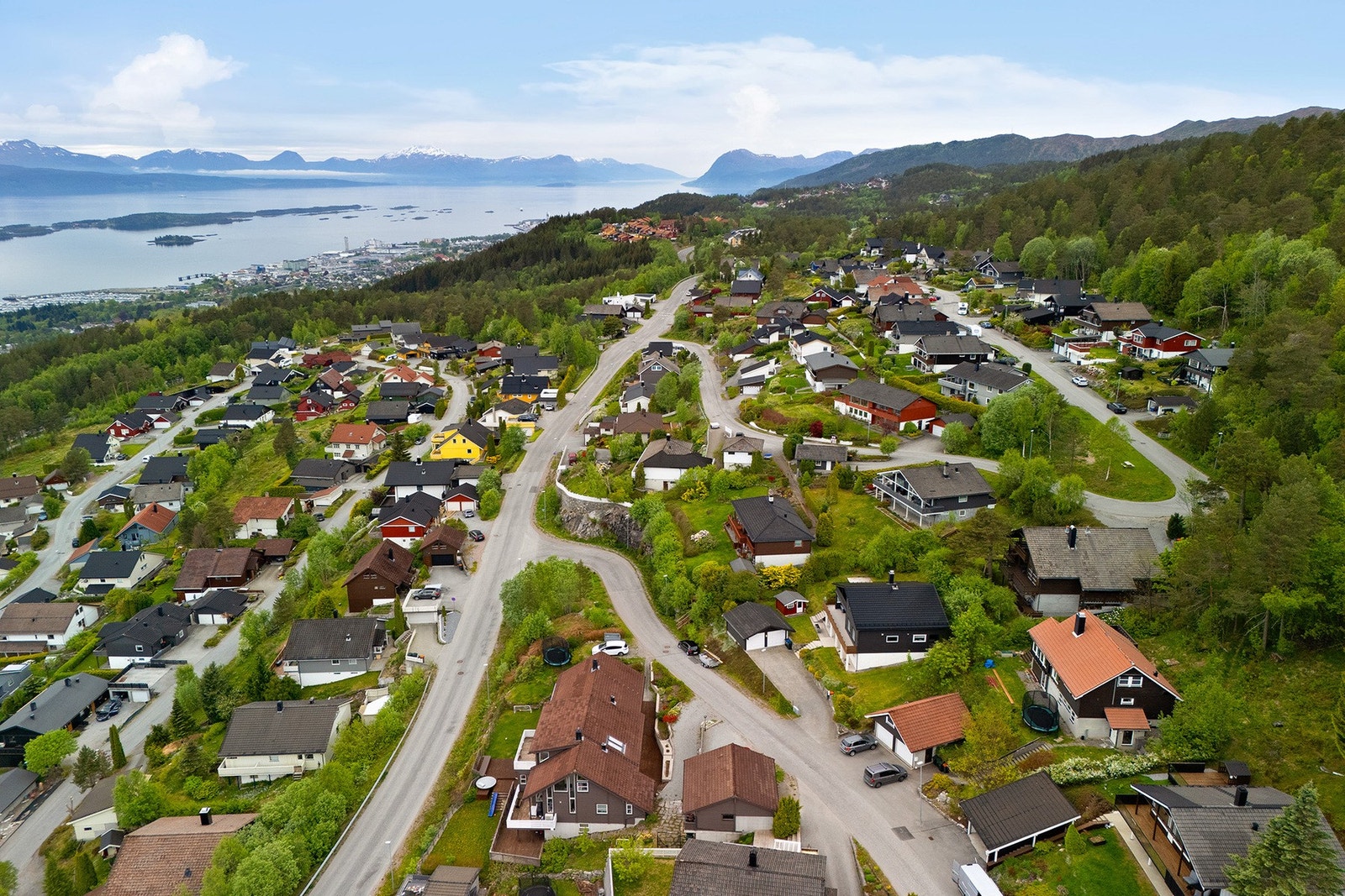 Her bor du stille og rolig til i fantastiske omgivelser. Boligen sokner forøvrig til populære Nordbyen skole. Galleribilde