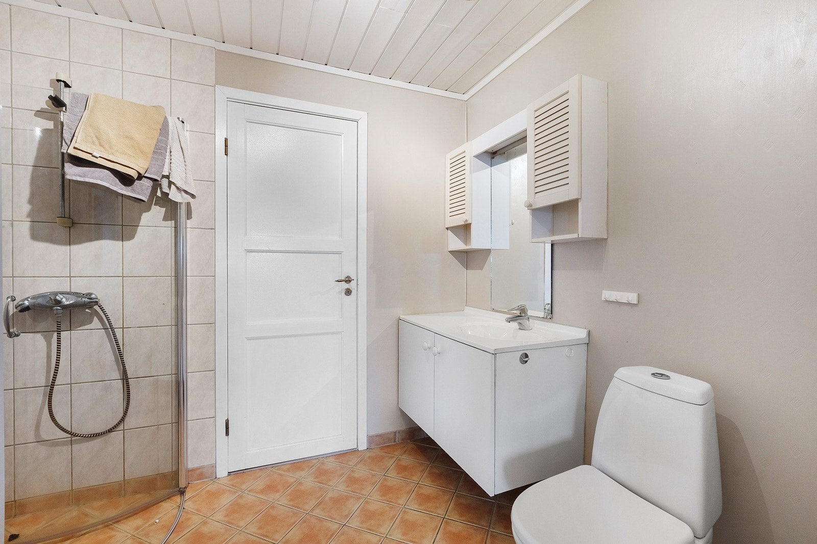 Bad i kjeller. Badet har vegger med våtromsbelegg, samt fliser i dusjnisjen. Himlingen er utført med malt panel. Gulvet er flislagt og har gulvvarme. Galleribilde