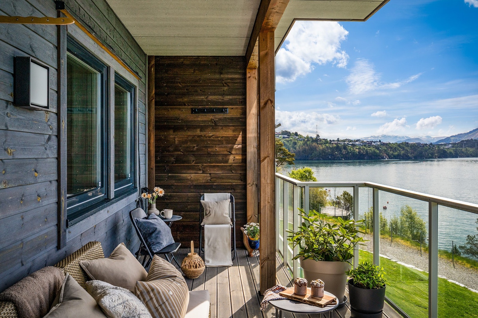 Overbygget terrasse med glassrekkverk. Det er belysning og dobbel stikkontakt. Areal 13,37 m² Galleribilde