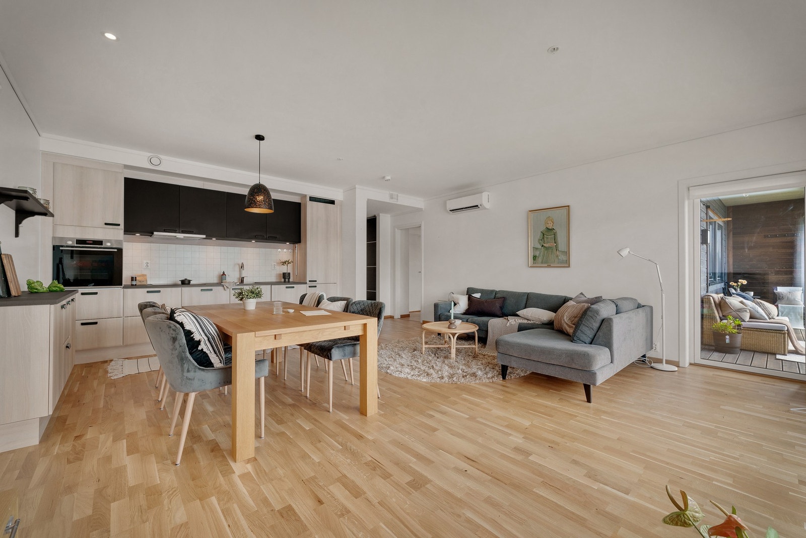 Fra stue har man videre utgang til vestvendt og solrik terrasse Galleribilde