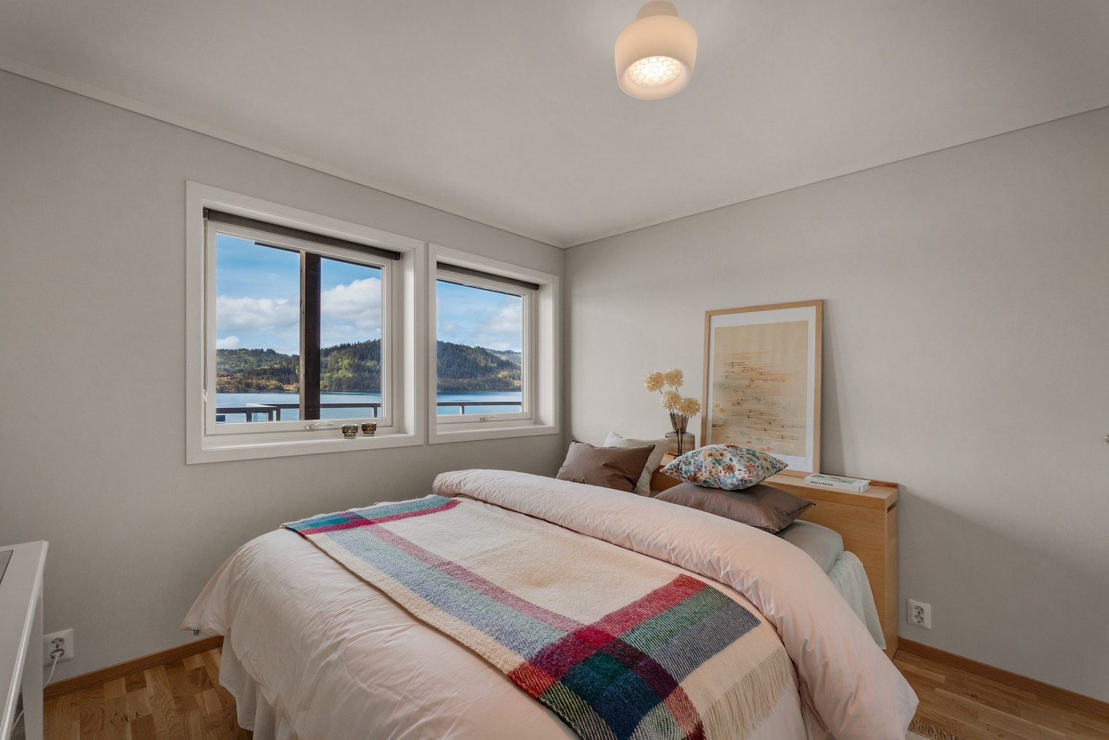 Romslig hovedsoverom med god plass til dobbeltseng, garderobeskap m.m. Galleribilde