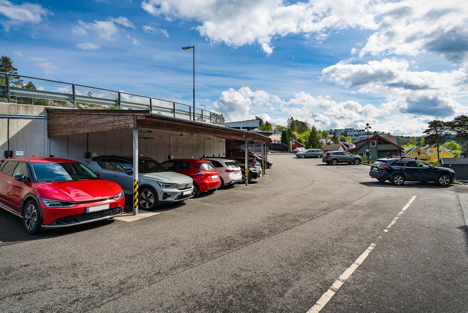 Tilhørende leiligheten har man carport. Elbil lader er montert Galleribilde