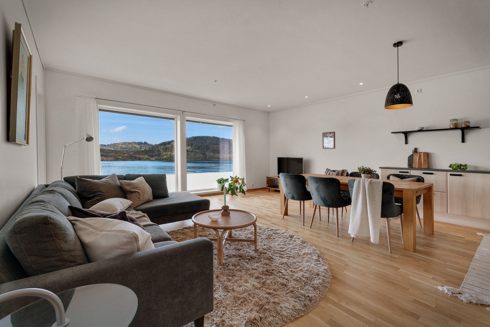 Stuen føles lys og trivelig ut med god plass for sofagruppe, spiseavdeling m.m. Galleribilde