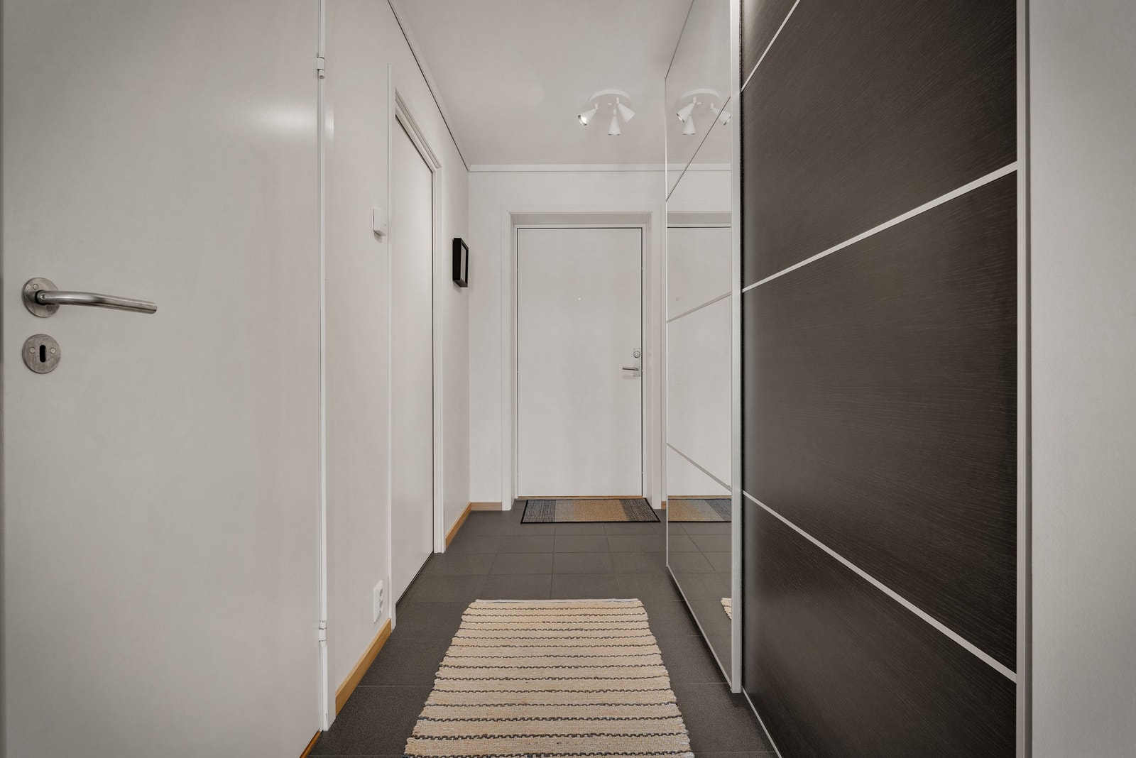 Skyvedørsgarderobe for klesoppbevaring Galleribilde