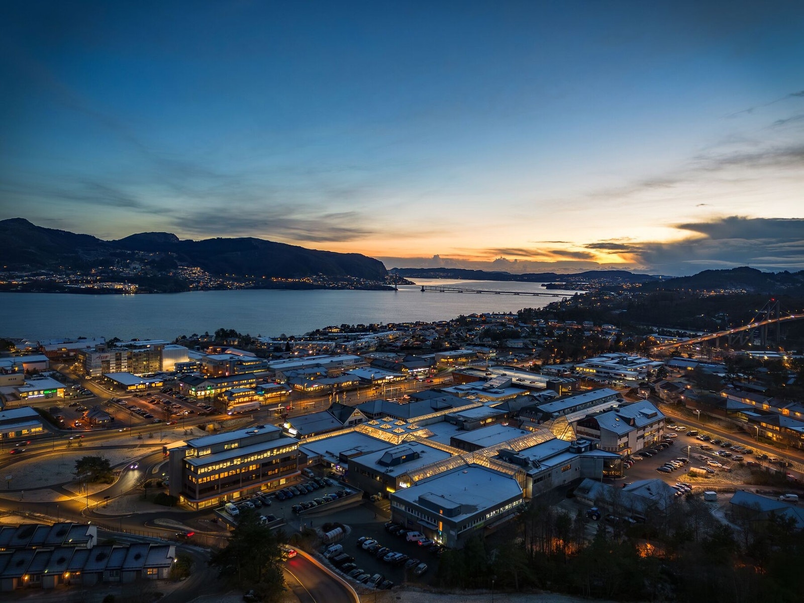 Regionsentrumet Knarvik med bl.a. AMFI senter finner man kun ca. 5 min unna. Til Bergen tar det ca. 30 min. med bil. Galleribilde