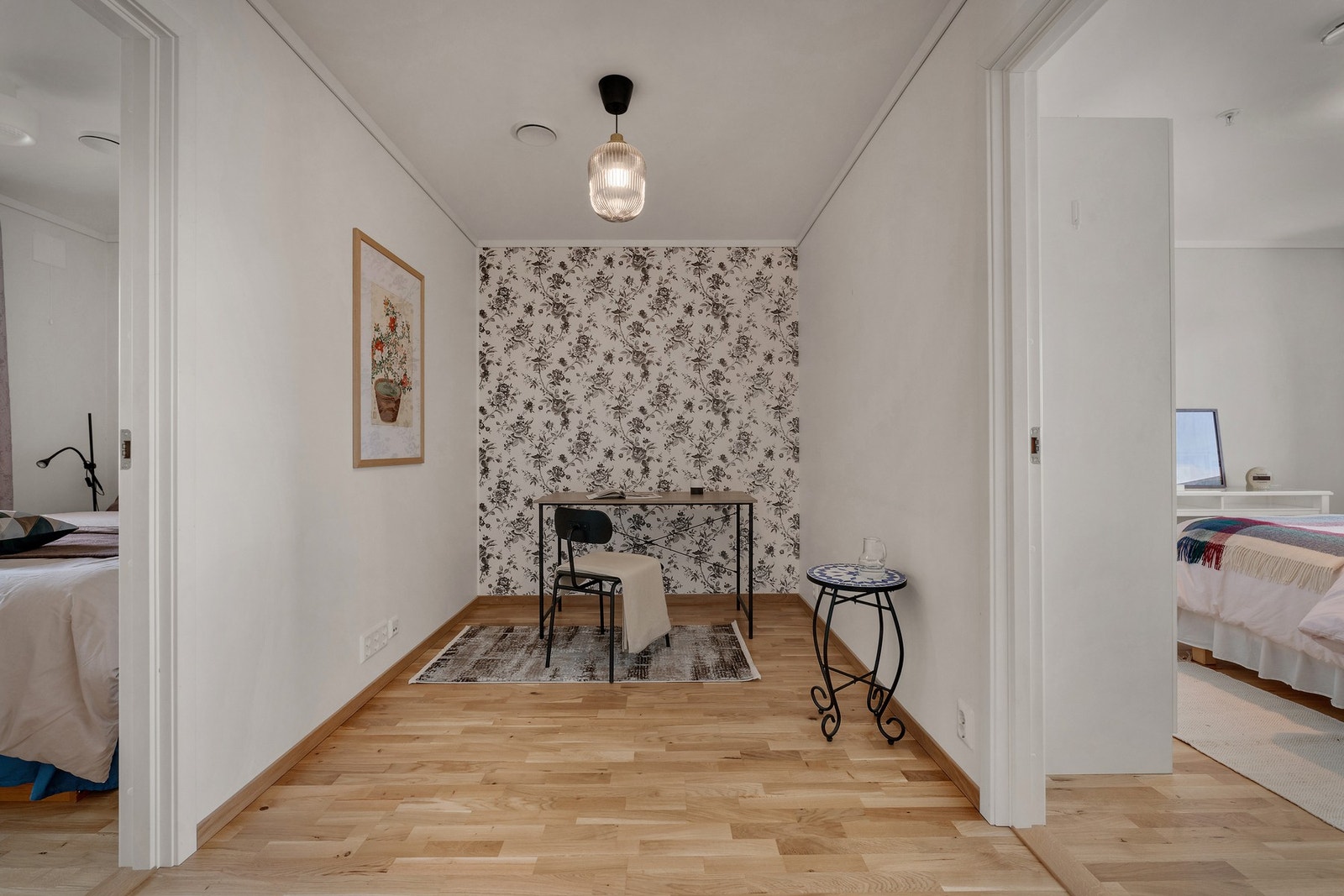 Romslig gangareal med mulighet for kontor, tv- avdeling etc. Galleribilde