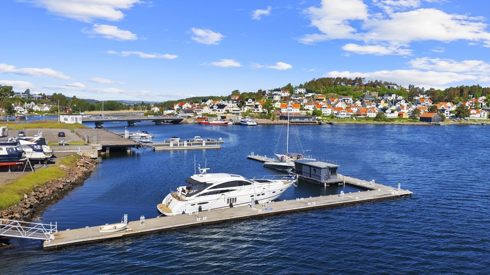 Her kan du starte dagen med et morgenbad, ta en kajakktur, eller bare nyte den fantastiske utsikten over fjorden fra en av de mange benkene. Galleribilde