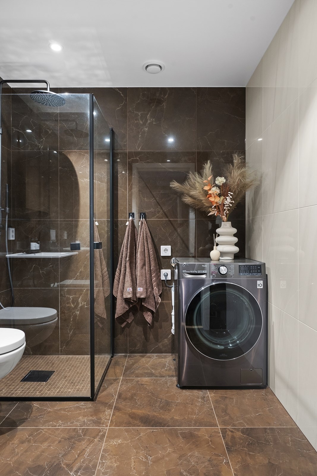 Badet er i tillegg svært praktisk innrettet med god plass og opplegg for både vaskemaskin og tørketrommel. Optimal ventilering via det balanserte ventilasjonsanlegget. Galleribilde