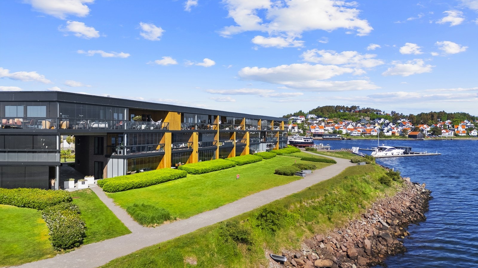Det unike er den umiddelbare nærheten til sjøen med flotte sandstrender, brygger og svaberg. Galleribilde