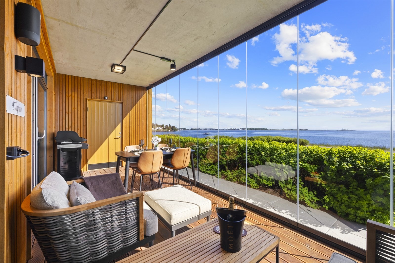 Fra verandaen er det også direkte tilgang til en praktisk terrassebod, perfekt for oppbevaring av puter og diverse utstyr. Herfra kan nydelig utsikt nytes - denne må oppleves! Galleribilde