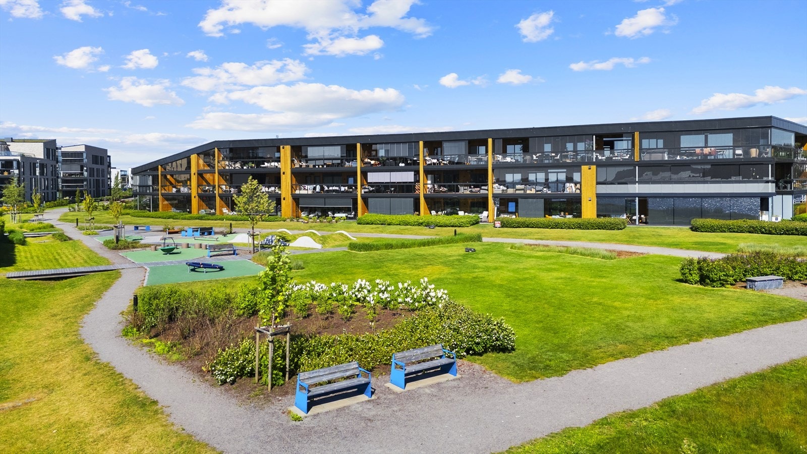 Jarlsø er ellers svært godt tilrettelagt for en aktiv og naturnær livsstil, med flotte muligheter for gåturer, tennis, piknik, fisking og andre utendørsaktiviteter. Galleribilde