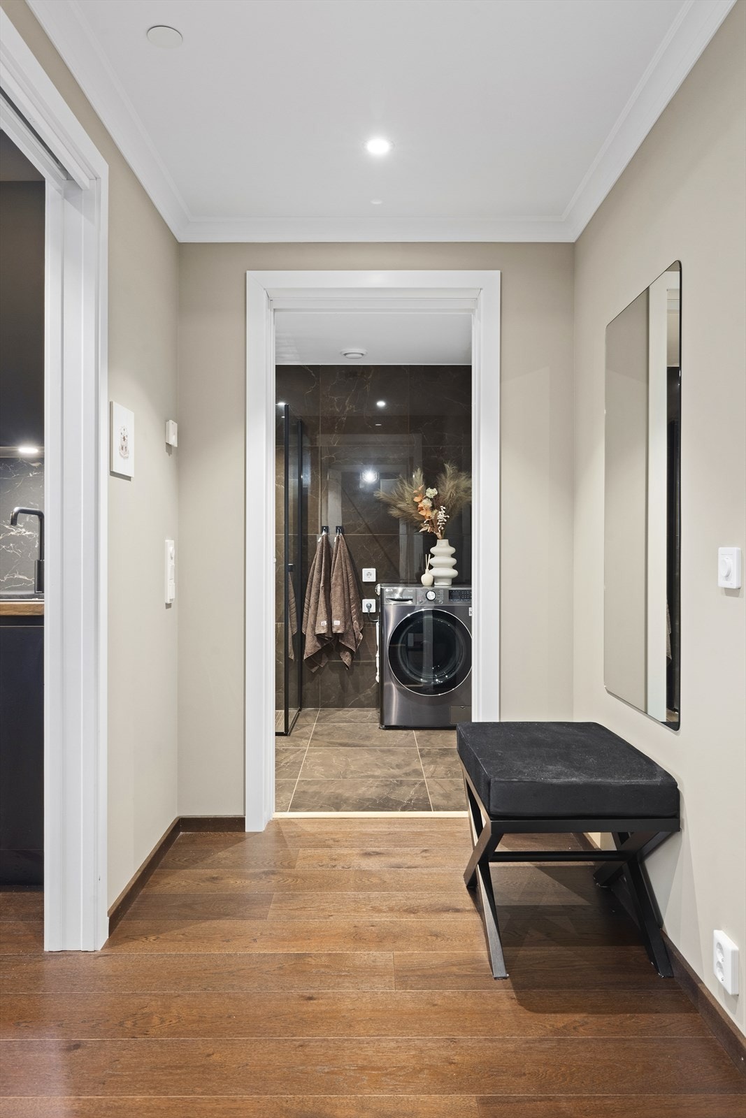 Boligen er energieffektiv med behagelig vannbåren gulvvarme, balansert ventilasjonsanlegg og listfrie overganger mellom vegger og himling som underbygger det minimalistiske og stilrene preget. Galleribilde