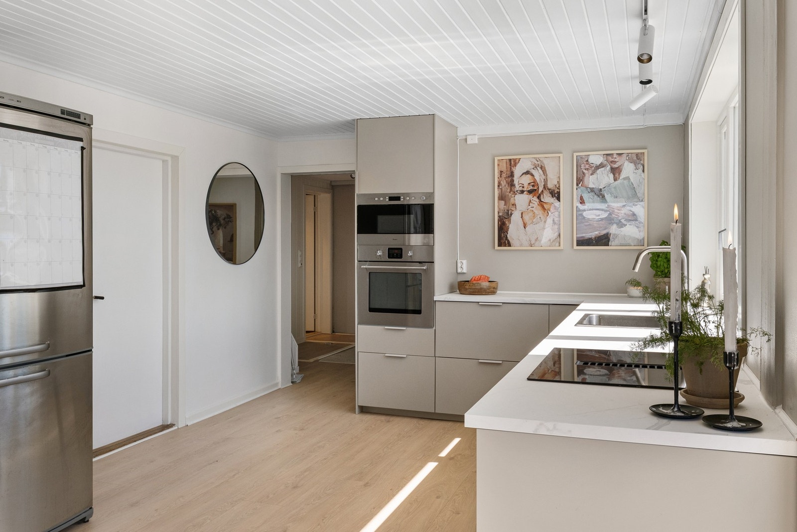 Det er plass til frittstående kjøleskap. Galleribilde