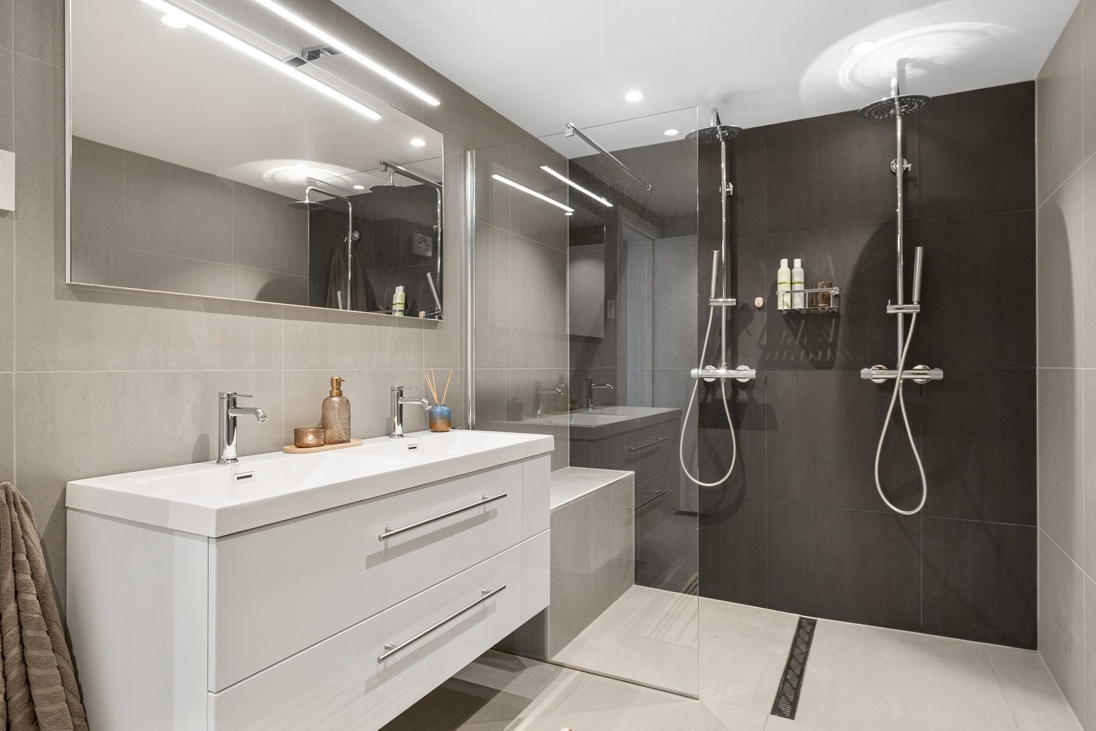 Badet er innredet med dobbel servantinnredning, dobbeldusj og toalett. Galleribilde
