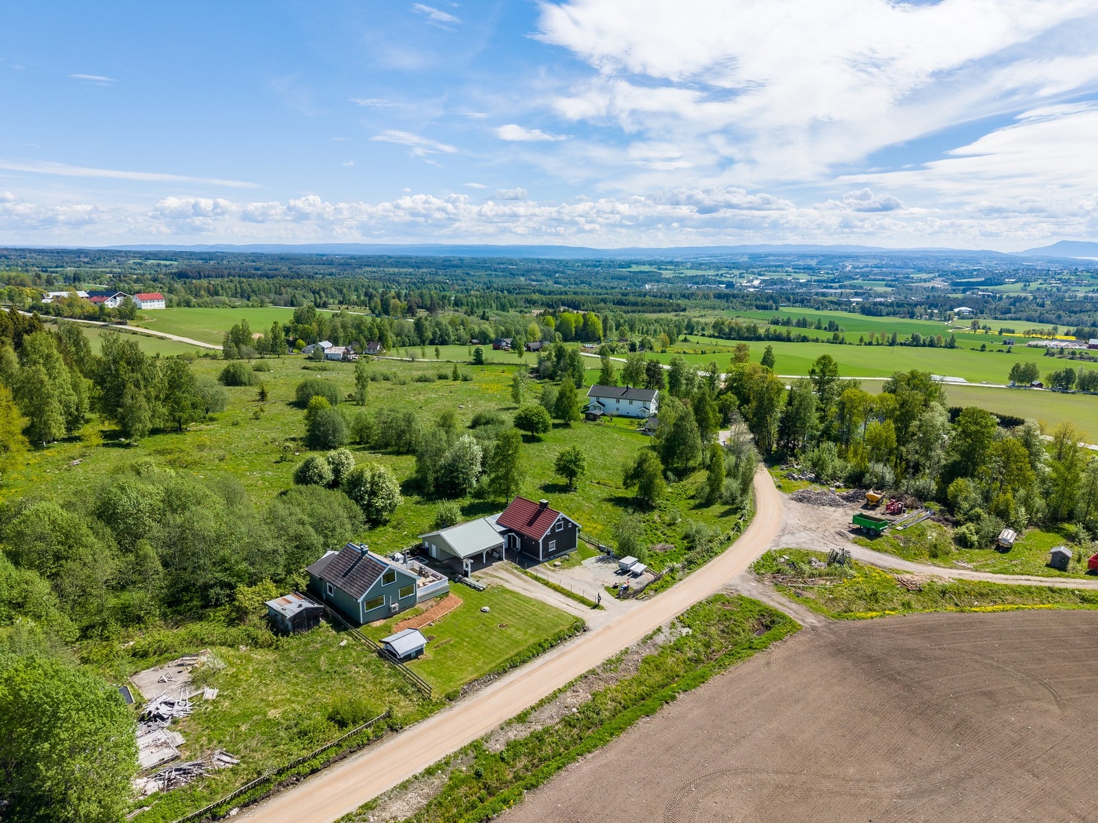 Boligen har landlig beliggenhet, men ligger likevel nær både Hamar og Brumunddal. Galleribilde
