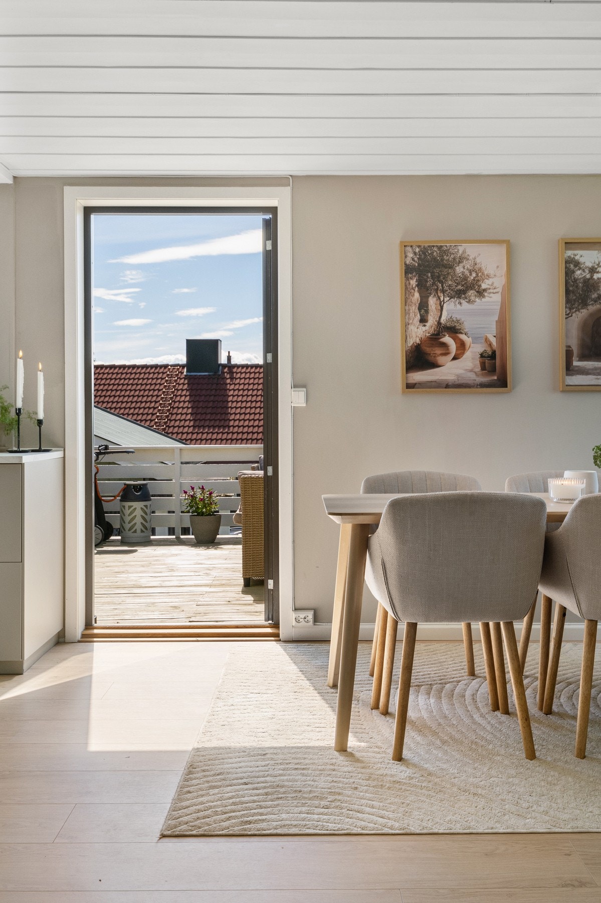 Det er adkomst fra kjøkken/ spisestue og ut til veranda. Galleribilde