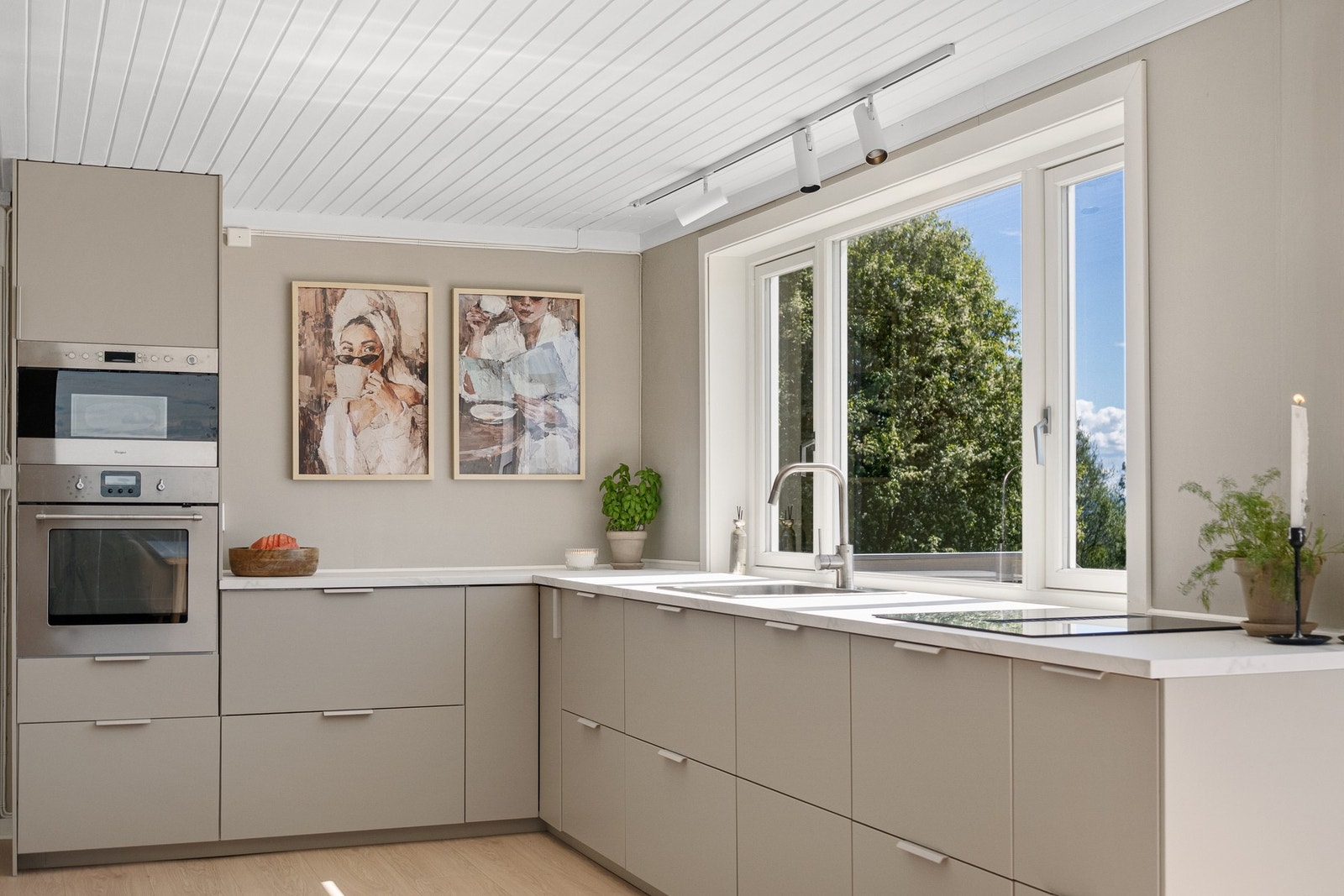 Moderne kjøkken med integrert stekeovn, mikro, platetopp og oppvaskmaskin. Galleribilde