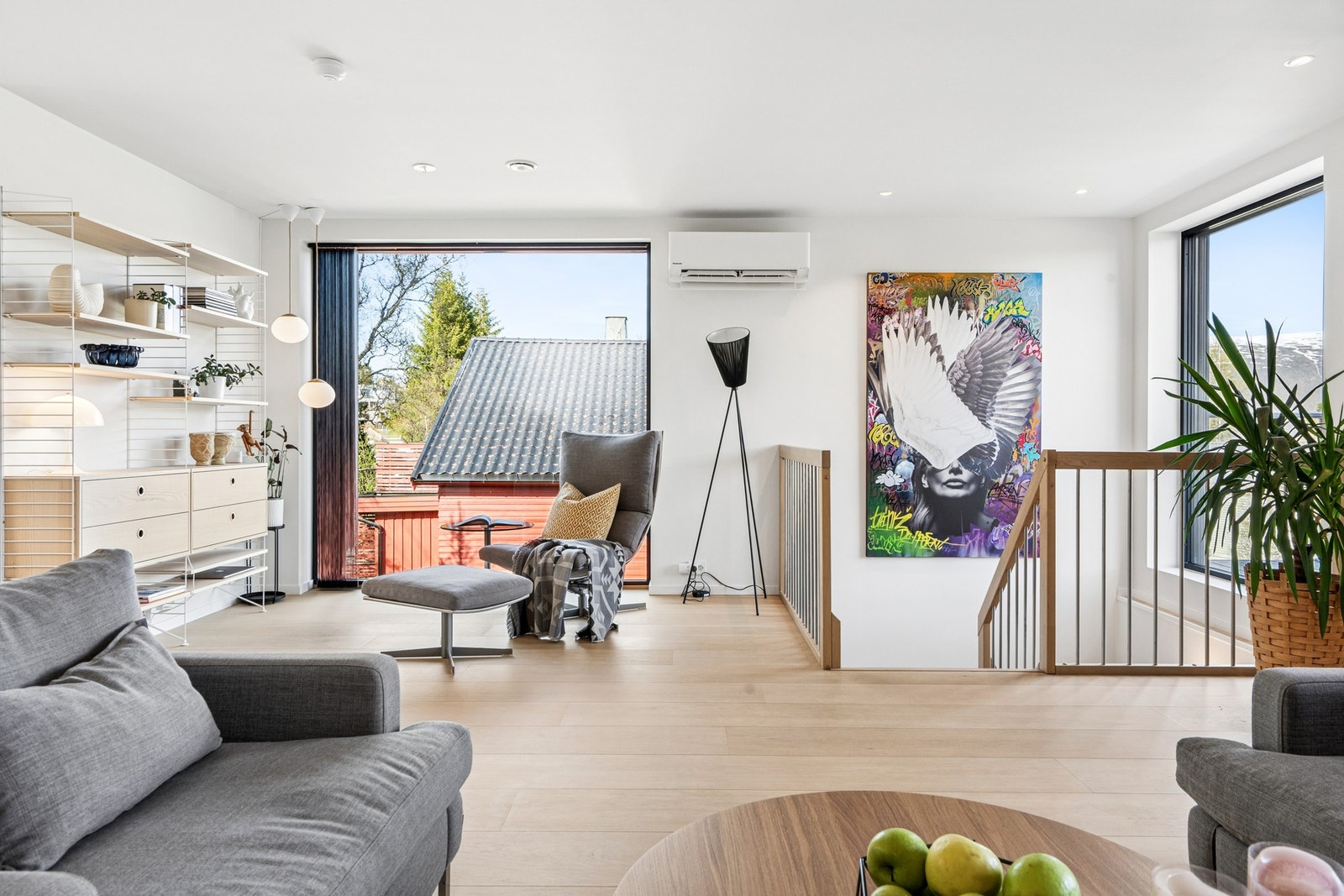 Den beisede tretrappen binder etasjene sammen på en elegant måte. Galleribilde